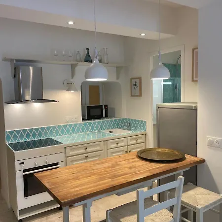 Summerhouse 2 Bed Quiet Old Balcony100m Apartment *