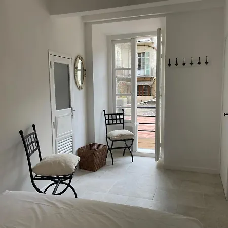 Summerhouse 2 Bed Quiet Old Balcony100m Apartment
